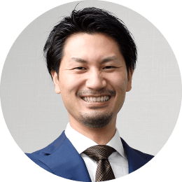 税理士事務所レクサー代表税理士伊藤秀明が笑う顔写真。