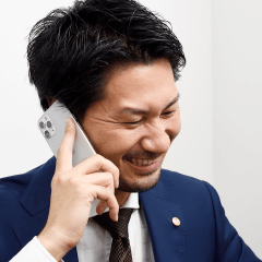 税理士事務所レクサー代表税理士伊藤秀明が携帯で電話する写真